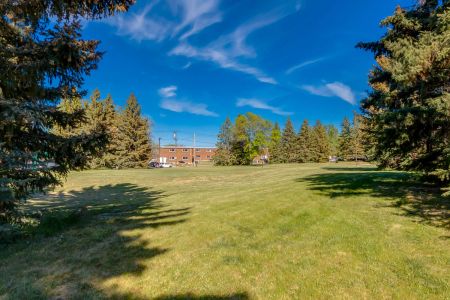 - 2 Bedroom at Edwin Manor - Photo 4