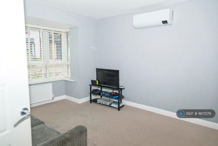 4 bedroom detached house to rent - Photo 4