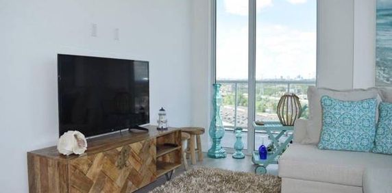 Lovely 1 Bedroom, 1 Bath with Wrap Around Balcony and Elegant Decor - Photo 2