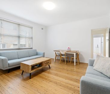 Charming Two Bedroom Apartment in Beautiful Cronulla - Photo 3