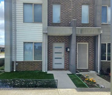 “Charming 2 Bedroom Townhouse in a Prime Location” - Photo 2