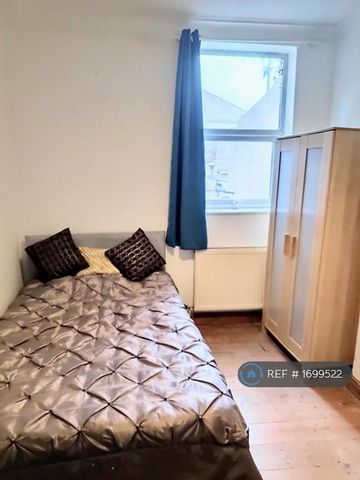 1 bedroom in a house share to rent - Photo 3
