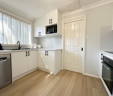 Sun-drenched 3 Bedroom Townhouse Living | Close to Amenities - Photo 3