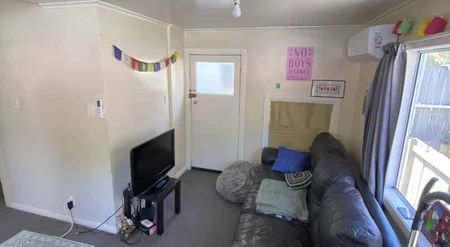 FIVE BEDROOM STAND ALONE FLAT: - Photo 5