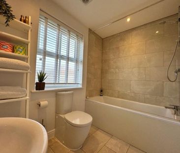 4 bedroom semi-detached house to rent - Photo 5