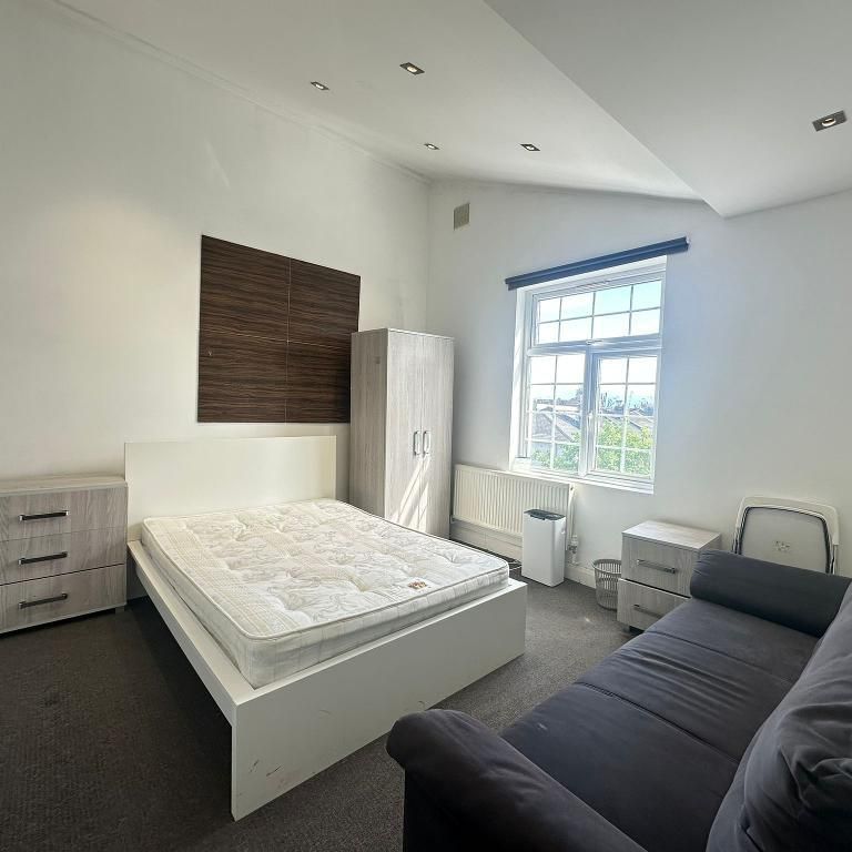 Uxbridge Road, Shepherds Bush, London, W12 9DT - Photo 1