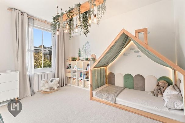 4 bedroom end of terrace house to rent - Photo 1