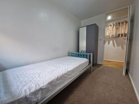 4 bedroom detached bungalow to rent - Photo 4