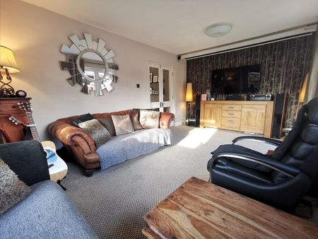 3 Bed Semi-Detached House, Brenley Gardens, SE9 - Photo 4