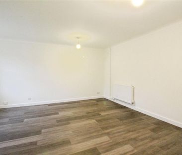3 bedroom end of terrace house to rent - Photo 2