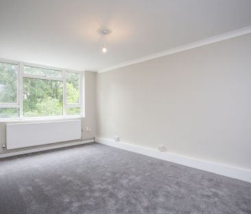 Available unfurnished from 26/11/2025 - Photo 3