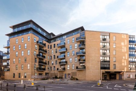 Embankment House - Photo 2