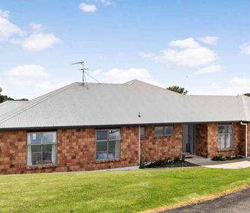 Generous 4-Bedroom Home with Separate Living, ... - Photo 4