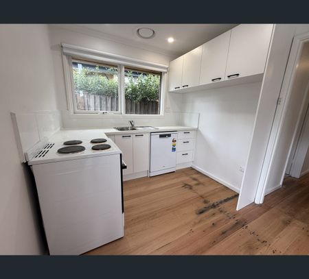 2/33 Roberts Road, Airport West, Vic 3042 - Photo 4