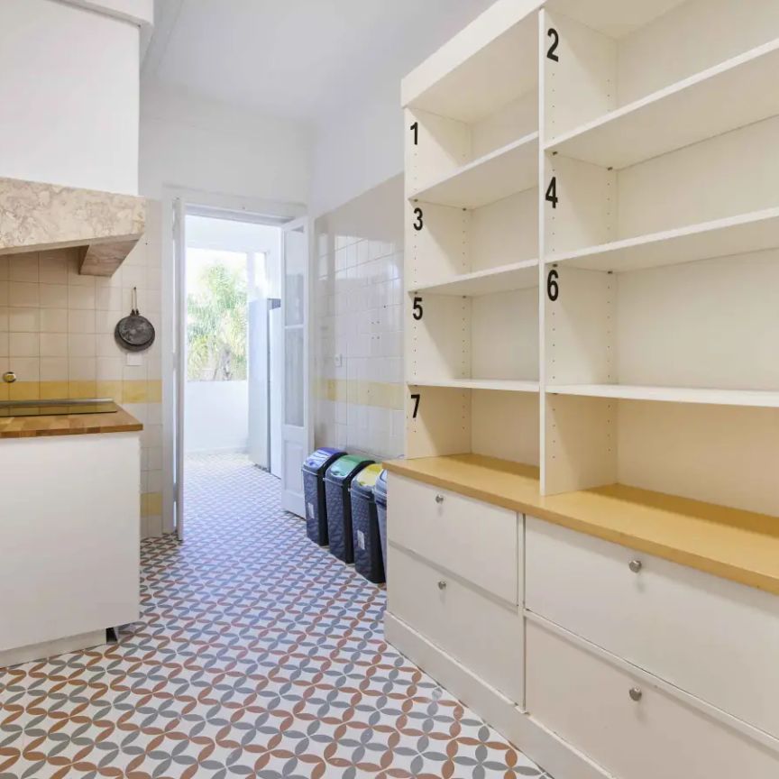 Room in a shared 7-bedroom apartment for rent in Lisbon, perfect for professionals and students. - Photo 1