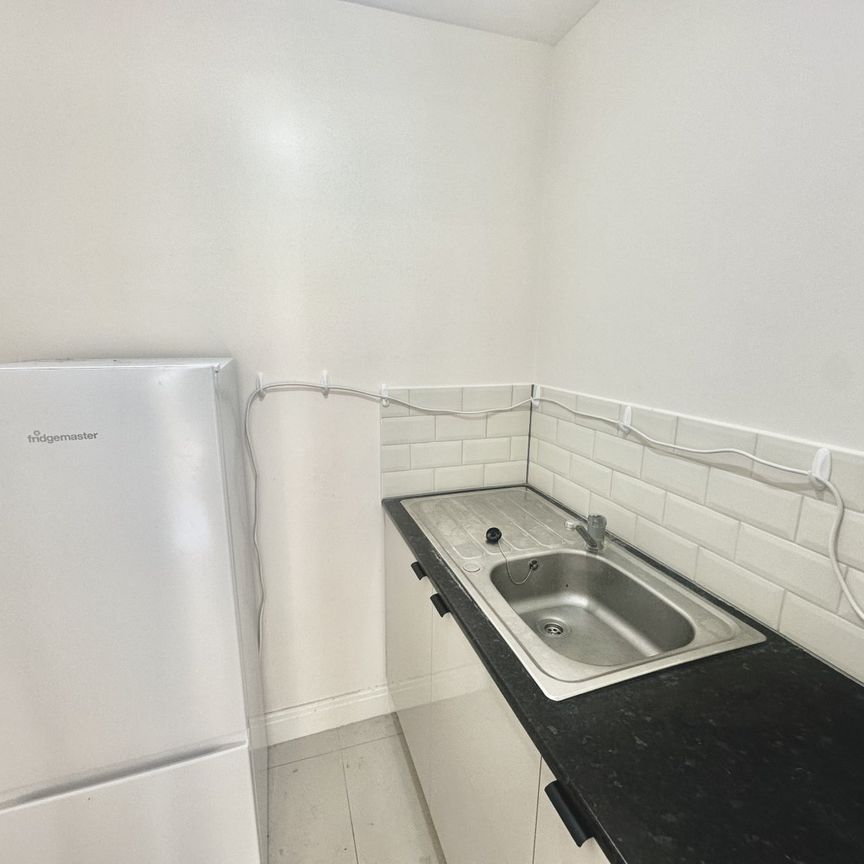 Basildon Avenue, Ilford, IG5 - Photo 1