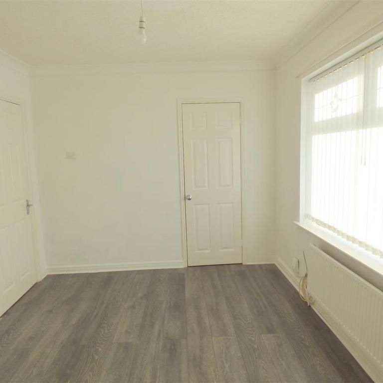 3 bedroom end of terrace house to rent - Photo 1