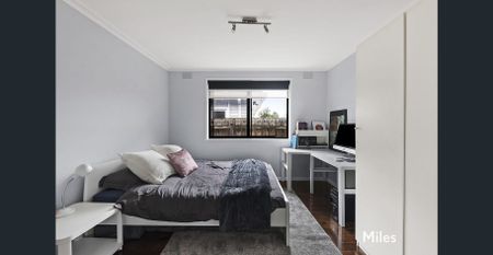 FAMILY FRIENDLY WITH A POOL SIDE ENTERTAINING OASIS - Photo 4