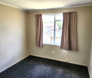 Tidy, three bedroom, one bathroom separate toilet family home. - Photo 1