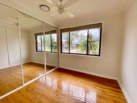 MULTI LIVING FAMILY HOME! - Photo 5