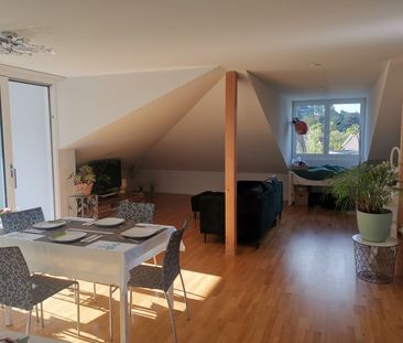 Charmante 1.5-Zimmer-Dachwohnung mit Balkon in Burgdorf - Foto 1