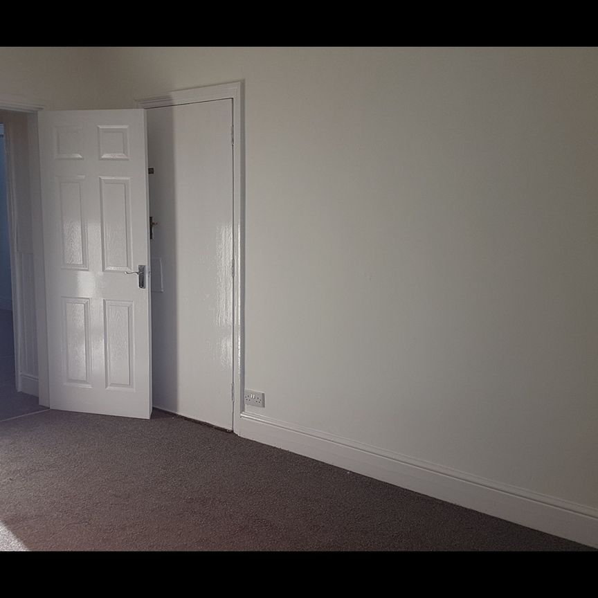 2 Bed Flat, Austhorpe Road, LS15 - Photo 1