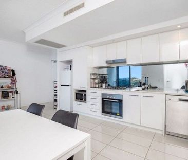 Fully Furnished 2-Bedroom Apartment - Photo 2