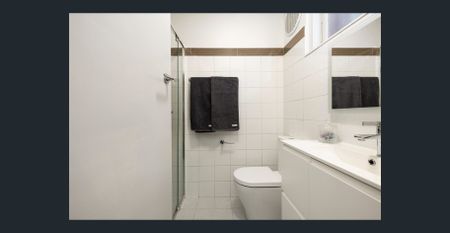 Stylish 2-Bedroom Apartment with Courtyard & Parking in Prime St Kilda Location - Photo 5