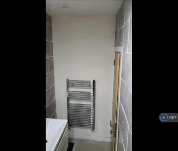 1 bedroom in a flat share to rent - Photo 6