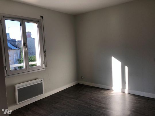 A LOUER Centre Ville d'AVRANCHES Appartement sans ascenseur situé au 2ème étage comprenant : ... - Photo 1