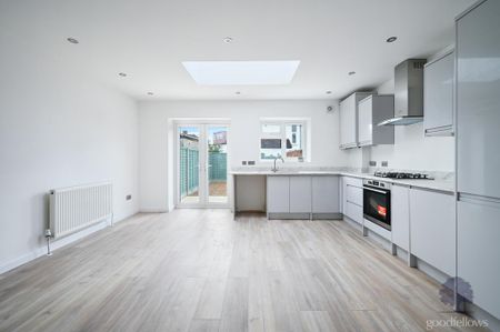 4 bedroom terraced house to rent - Photo 5