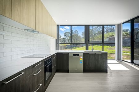 Spacious 5-Bedroom Family Home with Stunning Views! - Photo 5