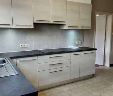 Ruime halfopen woning met vier slaapkamers, ruime tuin en garage in... - Photo 2