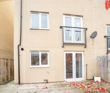 4 bedroom end of terrace house to rent - Photo 1