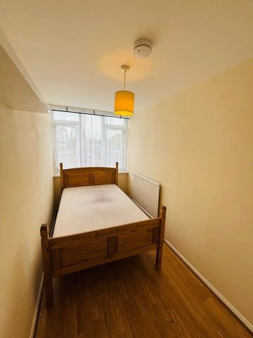 Room in a Shared Flat, Couples Allowed, SW8 - Photo 3