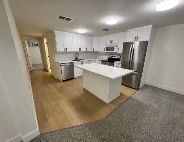 Modern 2-Bedroom Basement Suite in Grovenor | All Utilities + Internet Included | Edmonton - Photo 1