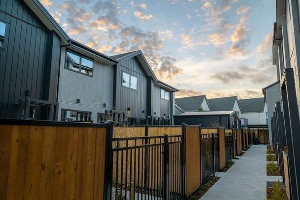 Chic Central Christchurch Townhouse - Photo 1