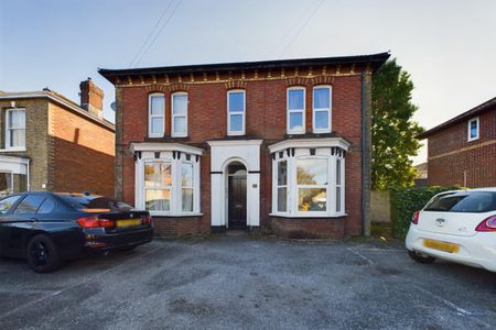 1 bedroom Flat To Let - Photo 2