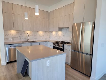 Upscale Corner 1 bdrm + den Condo near Downtown - Photo 3