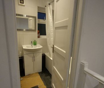 3 Bed Terraced House, More Close, E16 - Photo 6