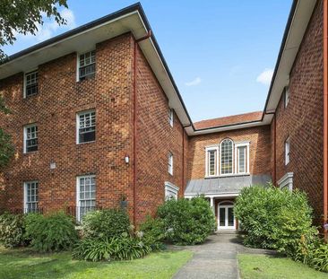 DEPOSIT TAKEN - Elegant One Bedroom Boutique Apartment - Photo 4