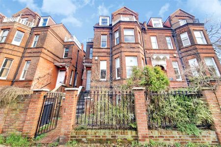 **Short Let** A well presented two bedroom apartment on the raised ground floor of this stunning period conversion. - Photo 5