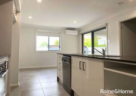 Modern 4-Bedroom Duplex in Convenient Nowra Location - Photo 4