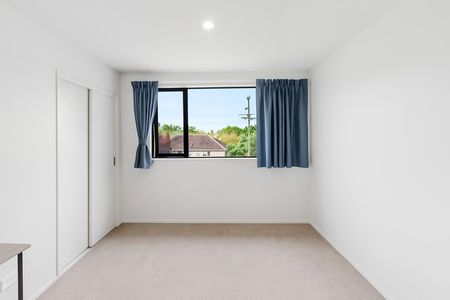 Townhouse in a convenient location! - Photo 2