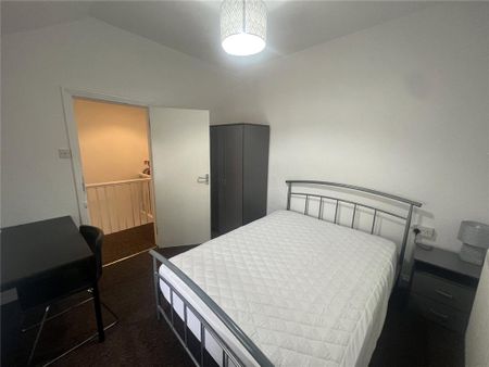 4 bedroom end of terrace house to rent - Photo 3