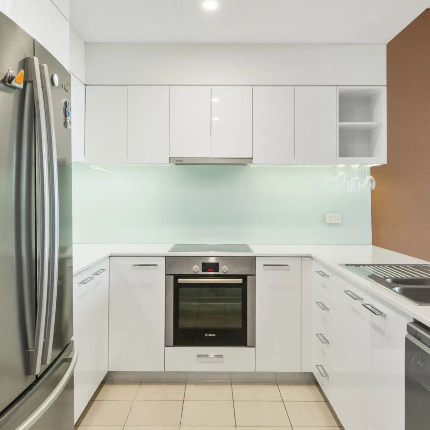Stylish and Modern Two Bedroom Apartment - Photo 1