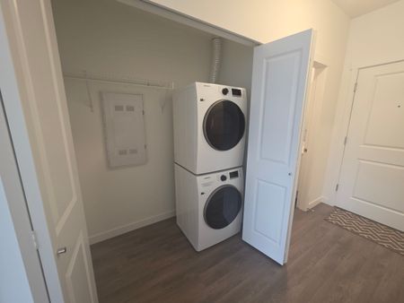 Modern One Bedroom Plus Den Fleetwood Village 2 - Photo 2
