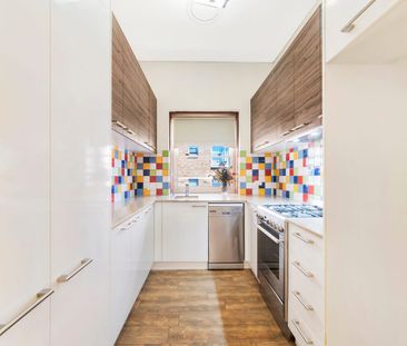 Duplex Sized, Renovated Apartment with Harbour Glimpses - Photo 4