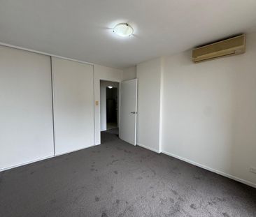 2 BEDROOM APARTMENT WITH HARBOUR VIEWS! - Photo 4