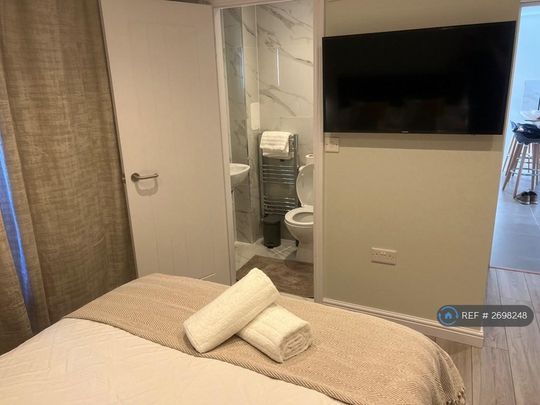 1 bedroom in a house share to rent - Photo 1